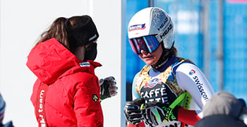 Corinne in einer Besprechung mit einem Swiss-Ski Teammitglied