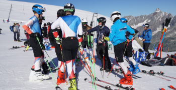 Swiss Ski Team bei einer Besprechung auf der Piste