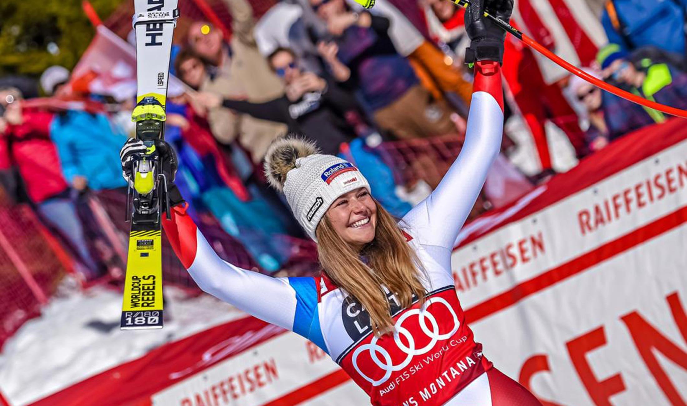 Corinne Sutter am Jubeln im Ziel nach einem Rennen