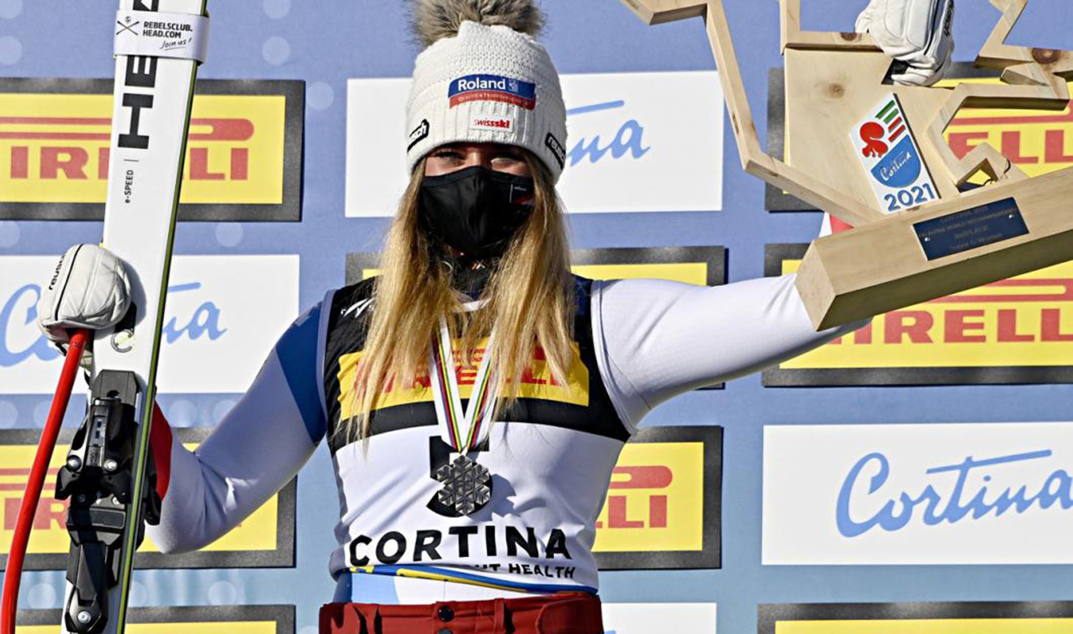 Corinne mit Silbermedaille und Pokal