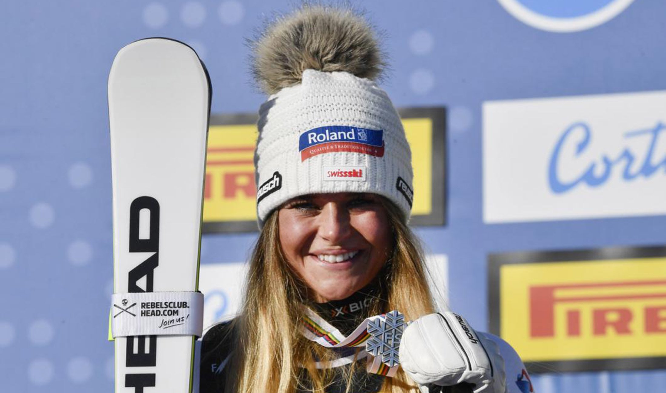 Corinne mit Skiern und einer Silbermedaille