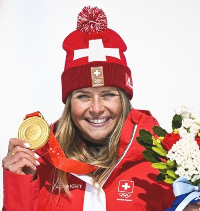 Corinne Suter mit Olympia Gold Medallie