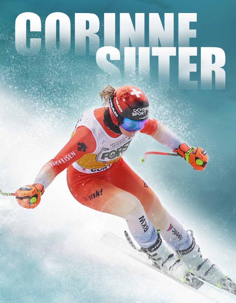 Corinne Suter bei einer Abfahrt mit Schriftzug im Hintergrund